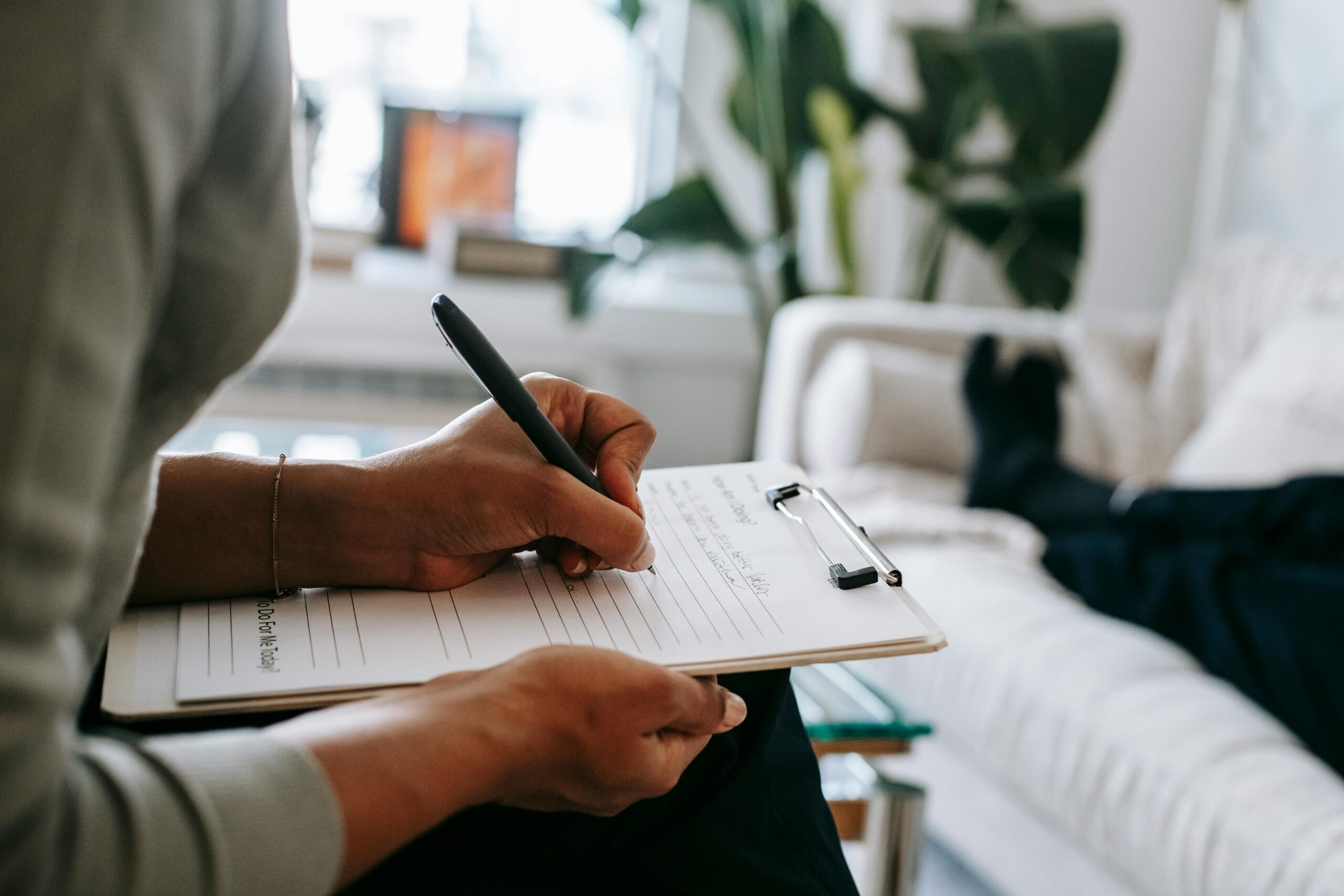 Psicologo che scrive su un quaderno