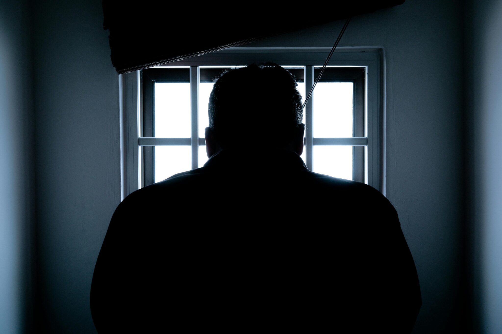 Uomo in carcere visto di spalle