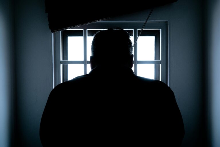 Uomo in carcere visto di spalle